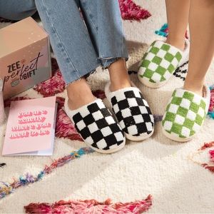 SOFT AND COZY LOUNGE RETRO GREEN SQUARES SLIPPERS